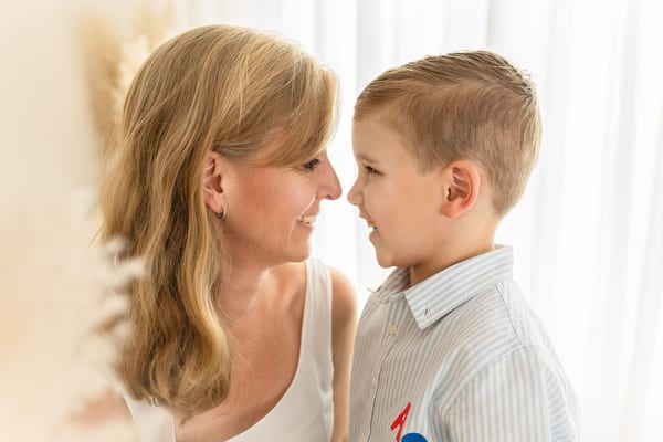 Mutter und Sohn schauen sich lächelnd an, Nase an Nase