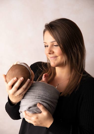 Natascha, Fotografin des Ateliers, mit einem Baby auf dem Arm