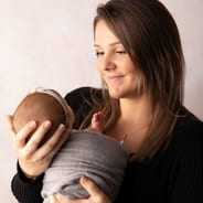 Natascha, Fotografin des Ateliers, mit einem Baby auf dem Arm